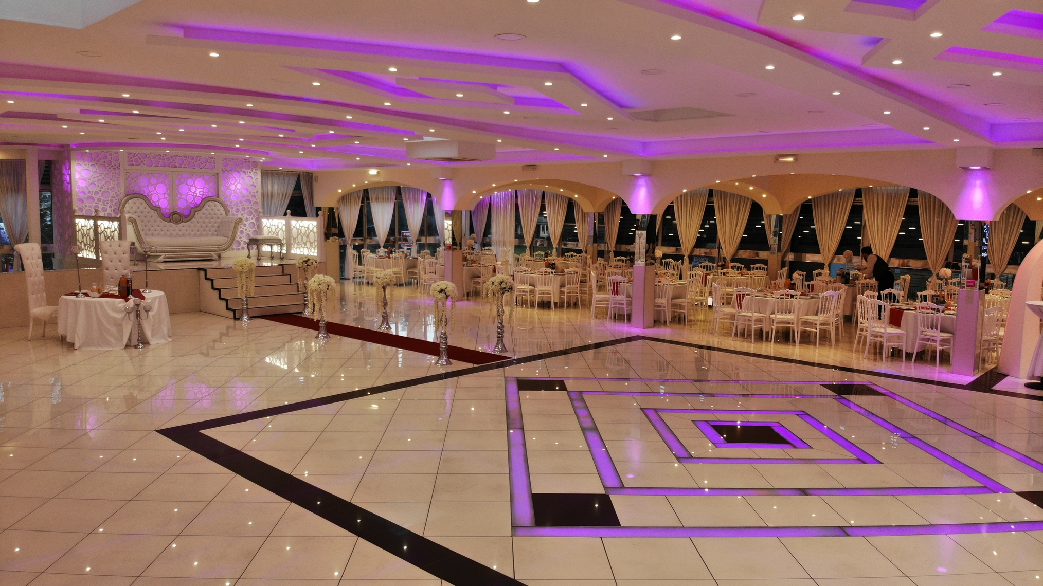 très grande salle de mariage LED violet