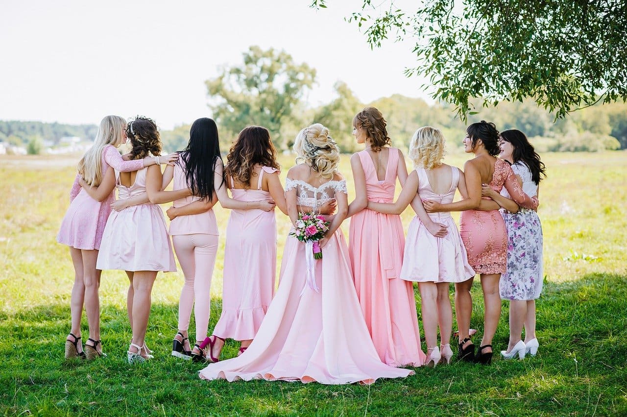 50 robes de demoiselle d'honneur : toutes en rose 